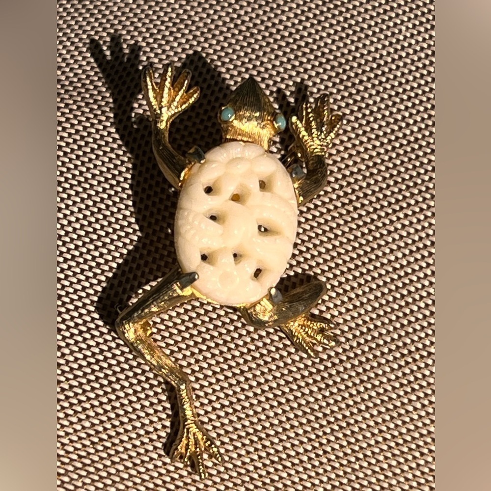 Vintage DeNicola Gold Tone with ivory carved stone jeweled eyes Frog Pin brooch